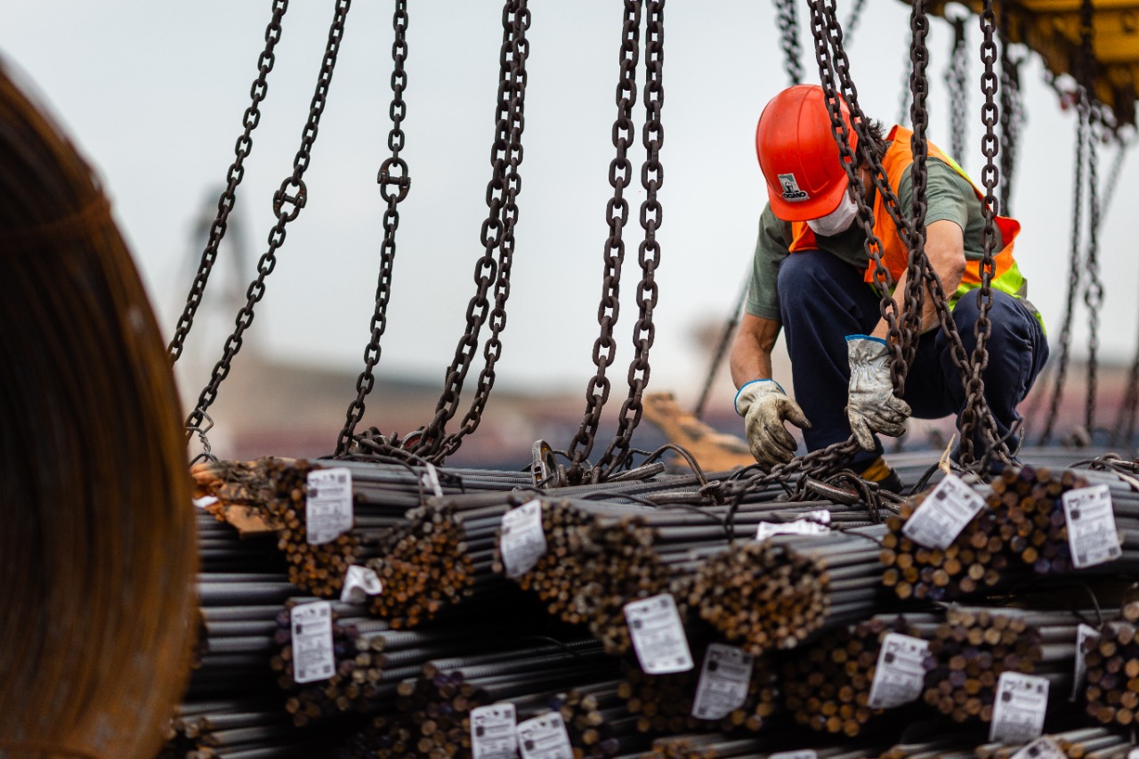 Brasil recebe 20 mil toneladas de aço importado por cooperativa de construtoras